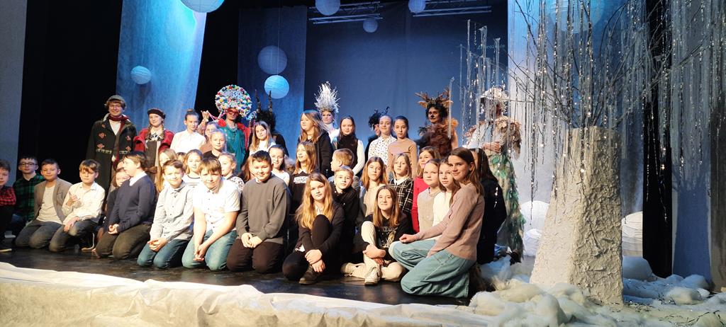 uczniowie z aktorami spektaklu krolowa Sniegu copy