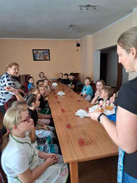 uczniowie klasy trzeciej wraz z wychowawcą